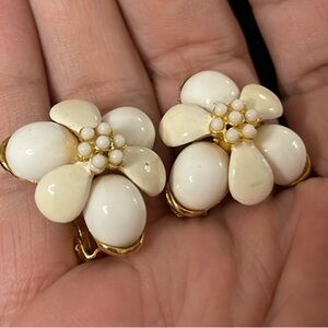 Selini Vintage Signed Gold Tone & White Flower Clip On Earrings.  MA